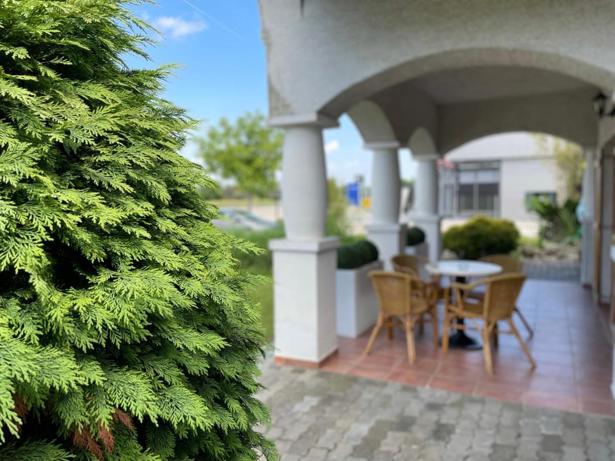 Rigotanya Relax & Wellness Panzio Buekfuerdo בית הארחה